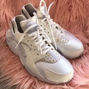 White Nike Air Huarache